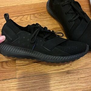 Size 6.5 BLACK UNDER ARMOUR SHOES